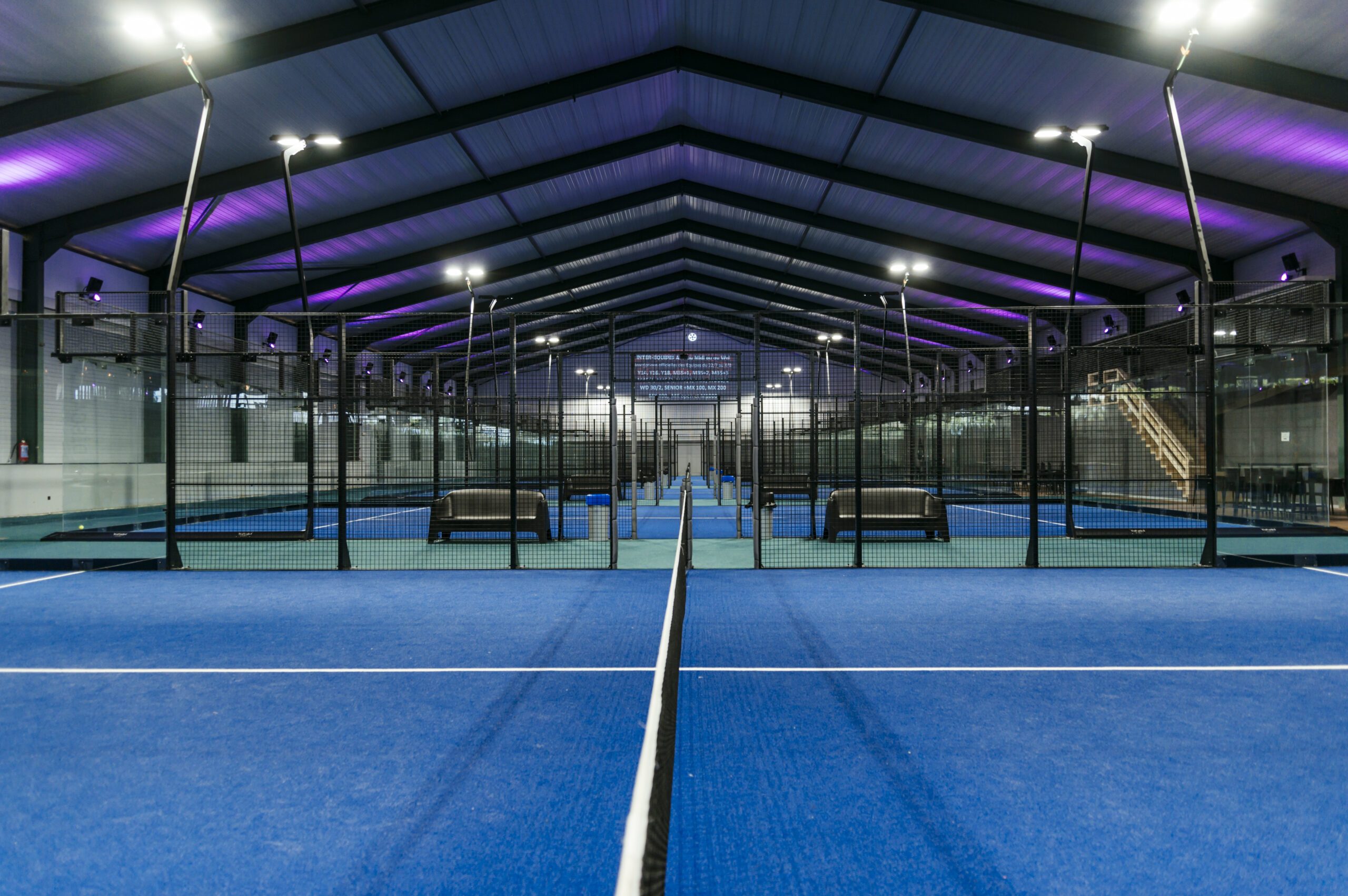 Les terrains de padel du Wel Padel vus en enfilade